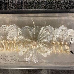 BRAND NEW!! Lace decorative thigh wedding garter